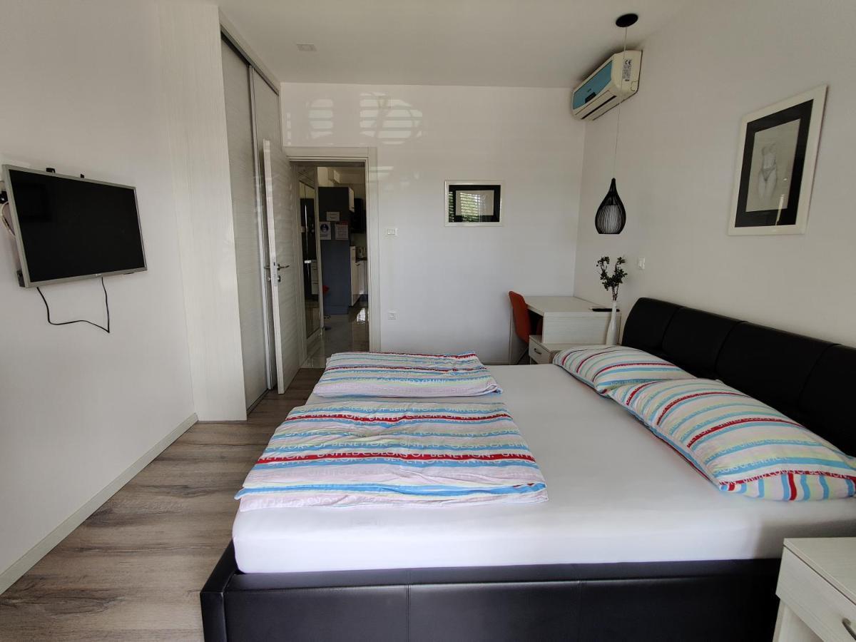Biuk Apartments Novi Vinodolski Bagian luar foto