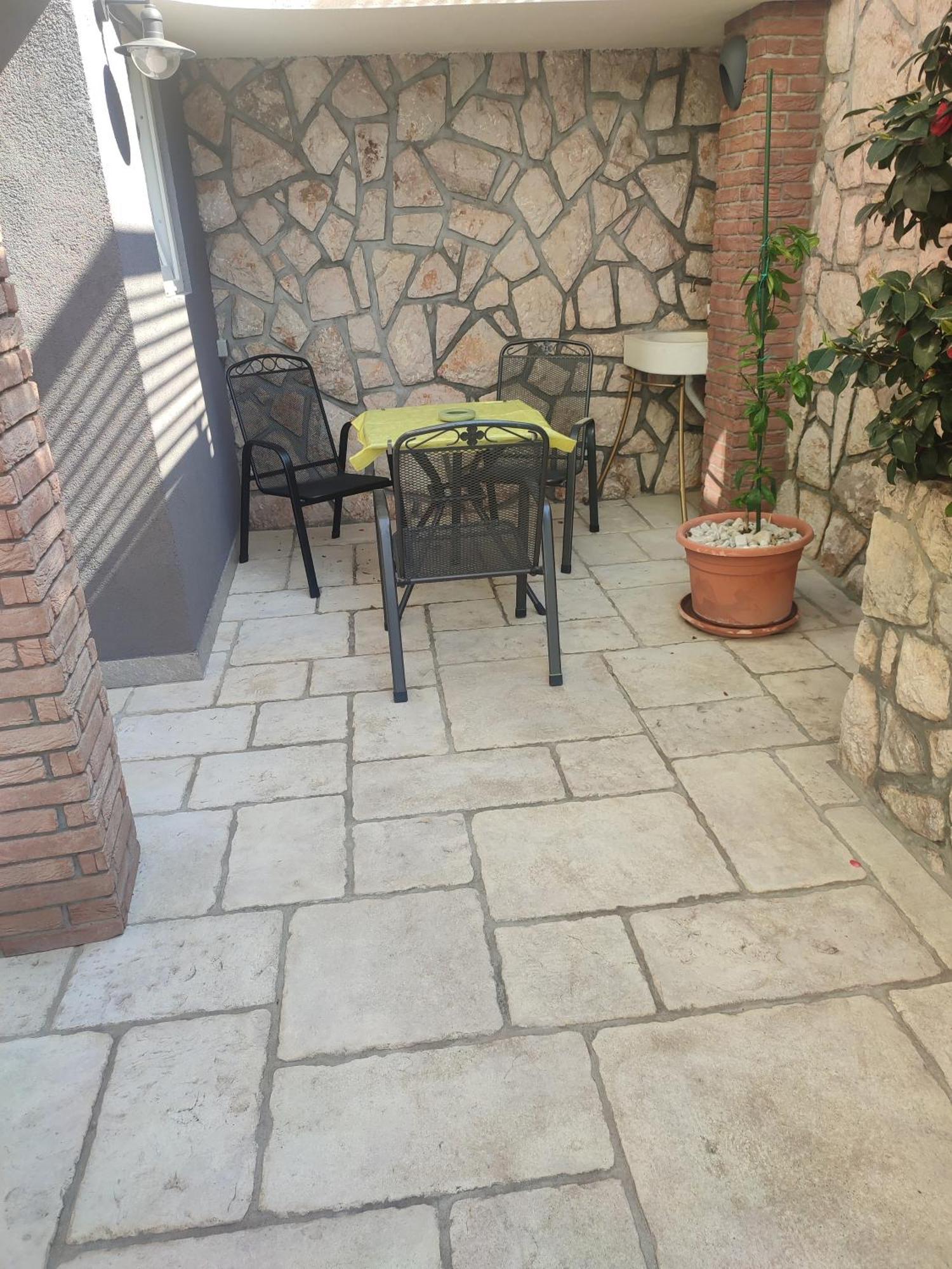 Biuk Apartments Novi Vinodolski Bagian luar foto